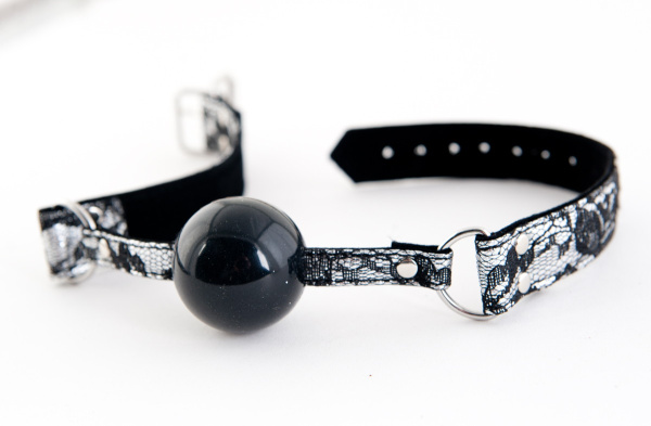 Кляп с кружевным ремешком, TOYFA Marcus, серебристый, 62 см